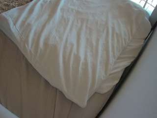 voyeurcam-julmodels-whitebed-1