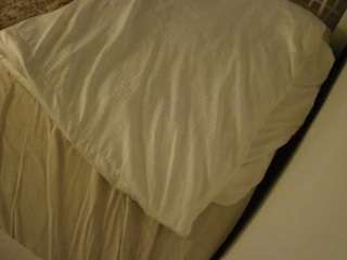 voyeurcam-julmodels-whitebed-1