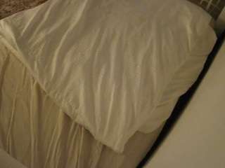 voyeurcam-julmodels-whitebed-1