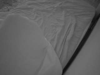 voyeurcam-julmodels-whitebed-1