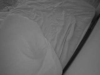 voyeurcam-julmodels-whitebed-1