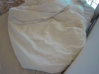 voyeurcam-julmodels-whitebed-1