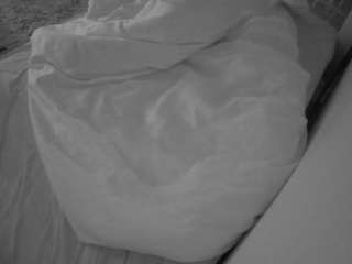 voyeurcam-julmodels-whitebed-1
