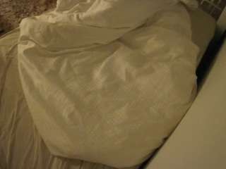 voyeurcam-julmodels-whitebed-1