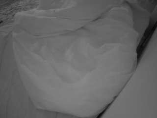 voyeurcam-julmodels-whitebed-1