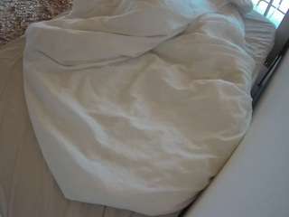 voyeurcam-julmodels-whitebed-1