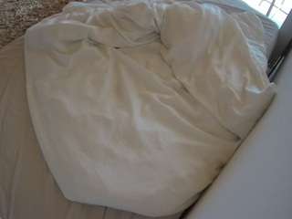 voyeurcam-julmodels-whitebed-1 Modèle Webcam Profil