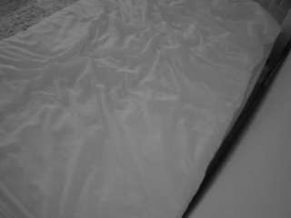 voyeurcam-julmodels-whitebed-1