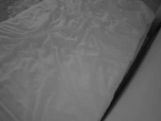 voyeurcam-julmodels-whitebed-1