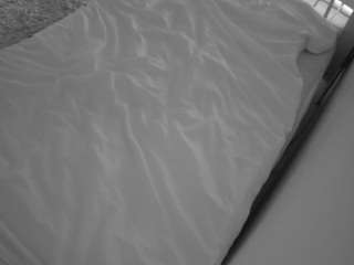 voyeurcam-julmodels-whitebed-1