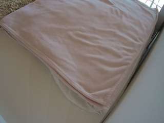 voyeurcam-julmodels-whitebed-1