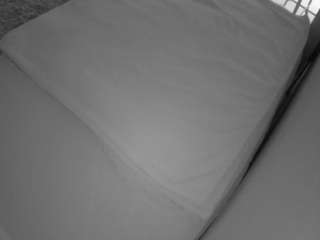 voyeurcam-julmodels-whitebed-1