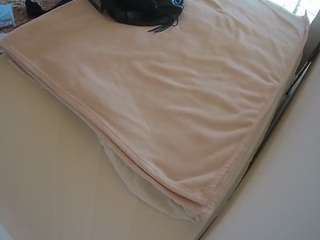 voyeurcam-julmodels-whitebed-1