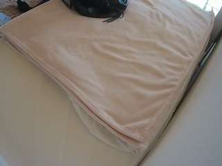 voyeurcam-julmodels-whitebed-1