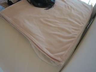 voyeurcam-julmodels-whitebed-1