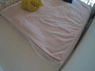 voyeurcam-julmodels-whitebed-1
