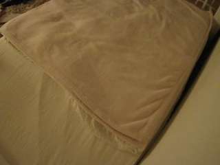 voyeurcam-julmodels-whitebed-1