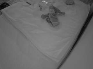 voyeurcam-julmodels-whitebed-1