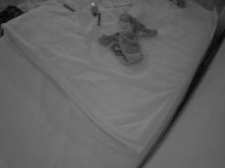 voyeurcam-julmodels-whitebed-1