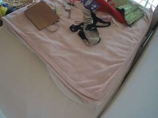 voyeurcam-julmodels-whitebed-1