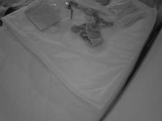 voyeurcam-julmodels-whitebed-1