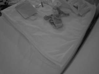 voyeurcam-julmodels-whitebed-1
