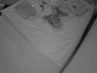 voyeurcam-julmodels-whitebed-1