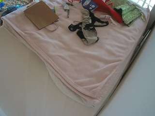 voyeurcam-julmodels-whitebed-1