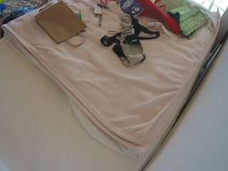 voyeurcam-julmodels-whitebed-1