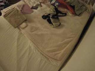 voyeurcam-julmodels-whitebed-1