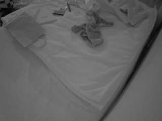 voyeurcam-julmodels-whitebed-1