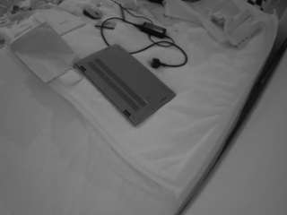 voyeurcam-julmodels-whitebed-1