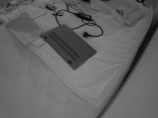voyeurcam-julmodels-whitebed-1