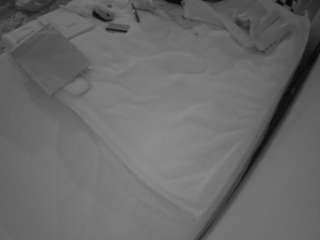 voyeurcam-julmodels-whitebed-1