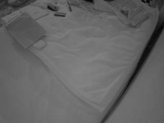 voyeurcam-julmodels-whitebed-1