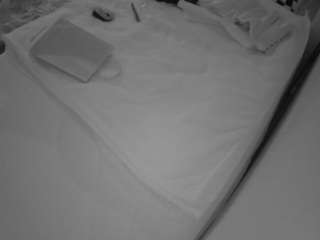 voyeurcam-julmodels-whitebed-1 camsoda