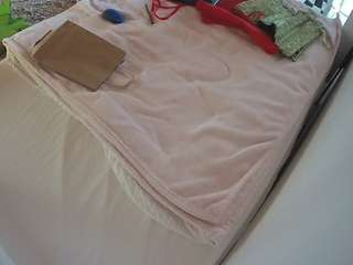 voyeurcam-julmodels-whitebed-1 camsoda