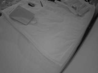 voyeurcam-julmodels-whitebed-1