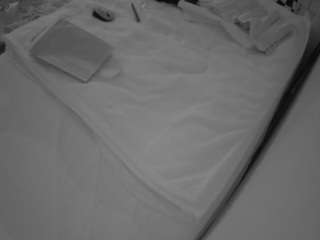 voyeurcam-julmodels-whitebed-1