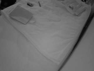 voyeurcam-julmodels-whitebed-1