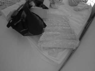 voyeurcam-julmodels-whitebed-1