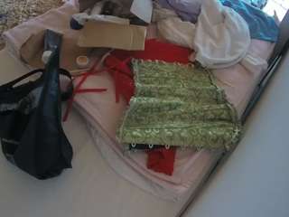 voyeurcam-julmodels-whitebed-1