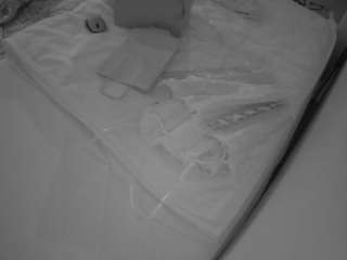 voyeurcam-julmodels-whitebed-1