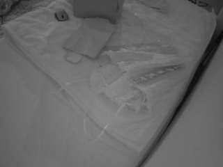 voyeurcam-julmodels-whitebed-1