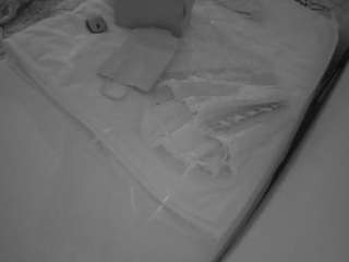 voyeurcam-julmodels-whitebed-1