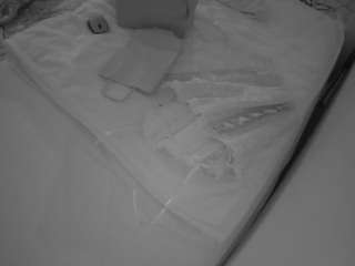 voyeurcam-julmodels-whitebed-1