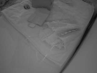 voyeurcam-julmodels-whitebed-1