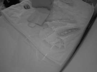 voyeurcam-julmodels-whitebed-1