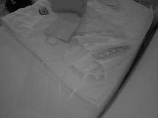voyeurcam-julmodels-whitebed-1