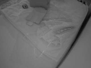 voyeurcam-julmodels-whitebed-1